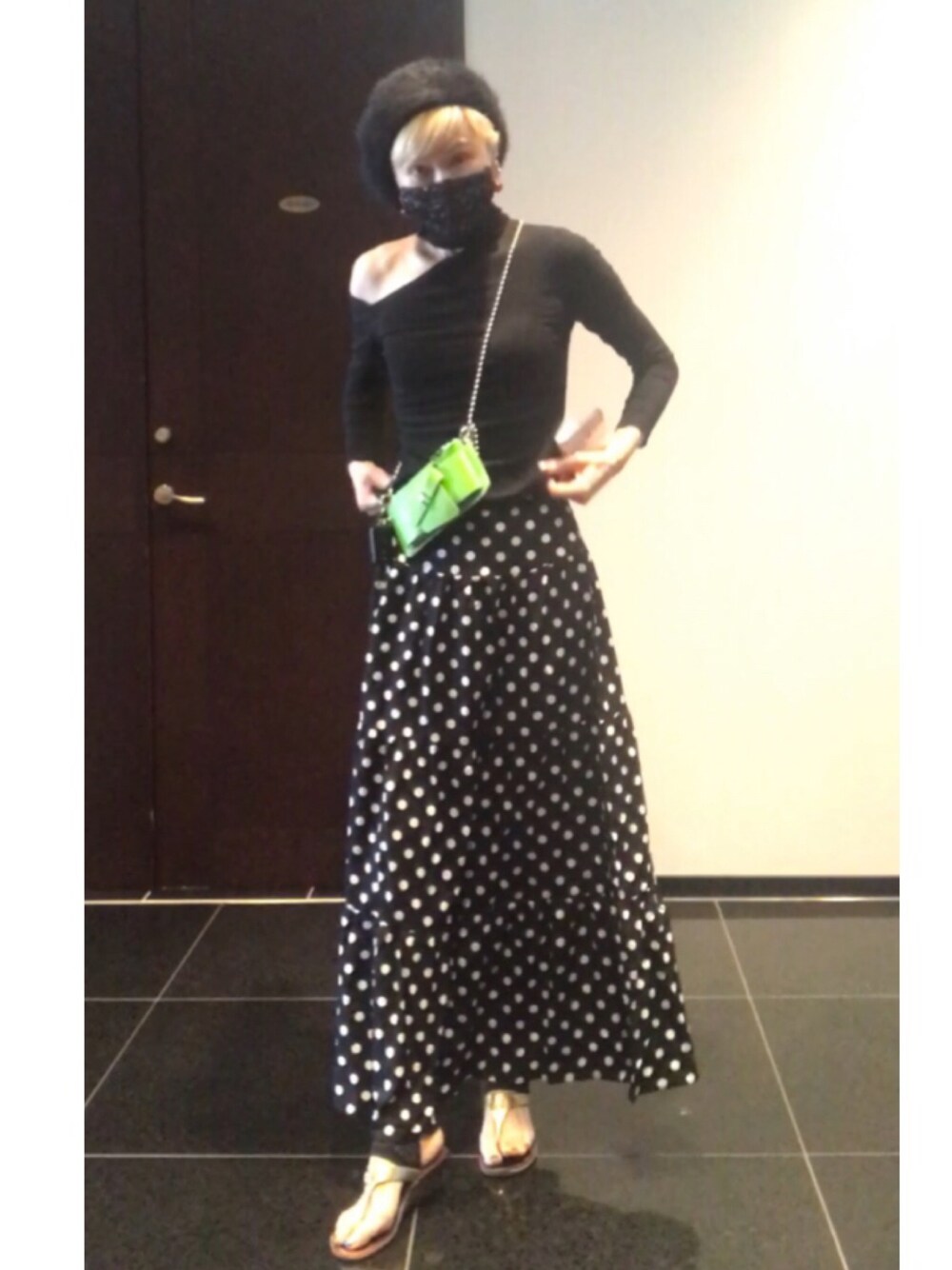 「オトナカジュアル、黒コーデ、グリーンバッグ、春夏流行り」｜「TORY BURCHのアイテム（サンダル、ゴールド系）」を使った、naoさん（レディース・170cm）の春コーディネートの1枚目の写真