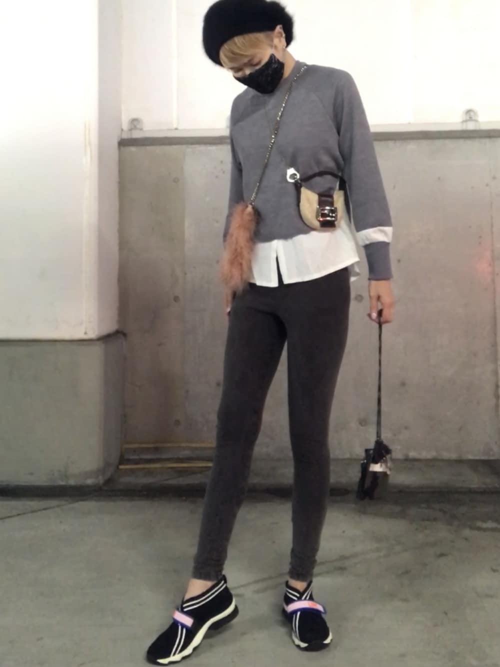 ブラック系のスニーカー、ホワイト系のショルダーバッグ、ピンク系のショルダーバッグを着用したレディースの秋コーディネートの1枚目の写真