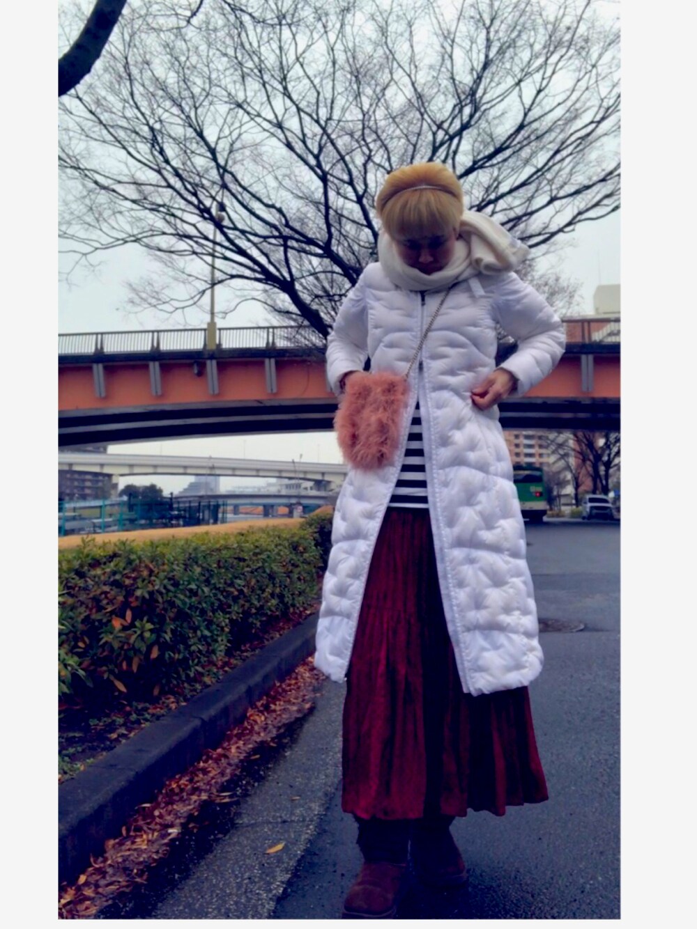 「オトナカジュアル、グースダウン、無限コーデ」｜「UNIQLOのアイテム（スカート、レッド系）」を使った、naoさん（レディース・170cm）の冬コーディネートの1枚目の写真