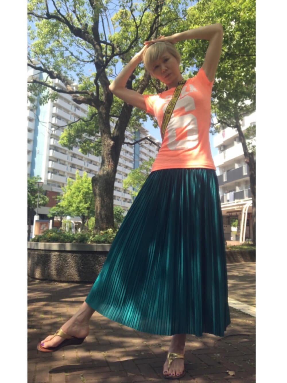 「オトナカジュアル、春夏流行りカラー」｜「TORY BURCHのアイテム（サンダル、ゴールド系）」を使った、naoさん（レディース・170cm）の春コーディネートの1枚目の写真