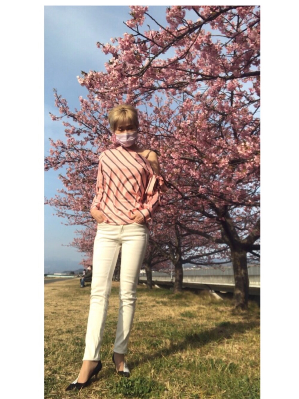 「河津桜、オトナカジュアル、春コーデ、ワンショルダー、桜色コーデ」｜「N°21のアイテム（パンプス、ホワイト系）」を使った、naoさん（レディース・170cm）の春コーディネートの1枚目の写真