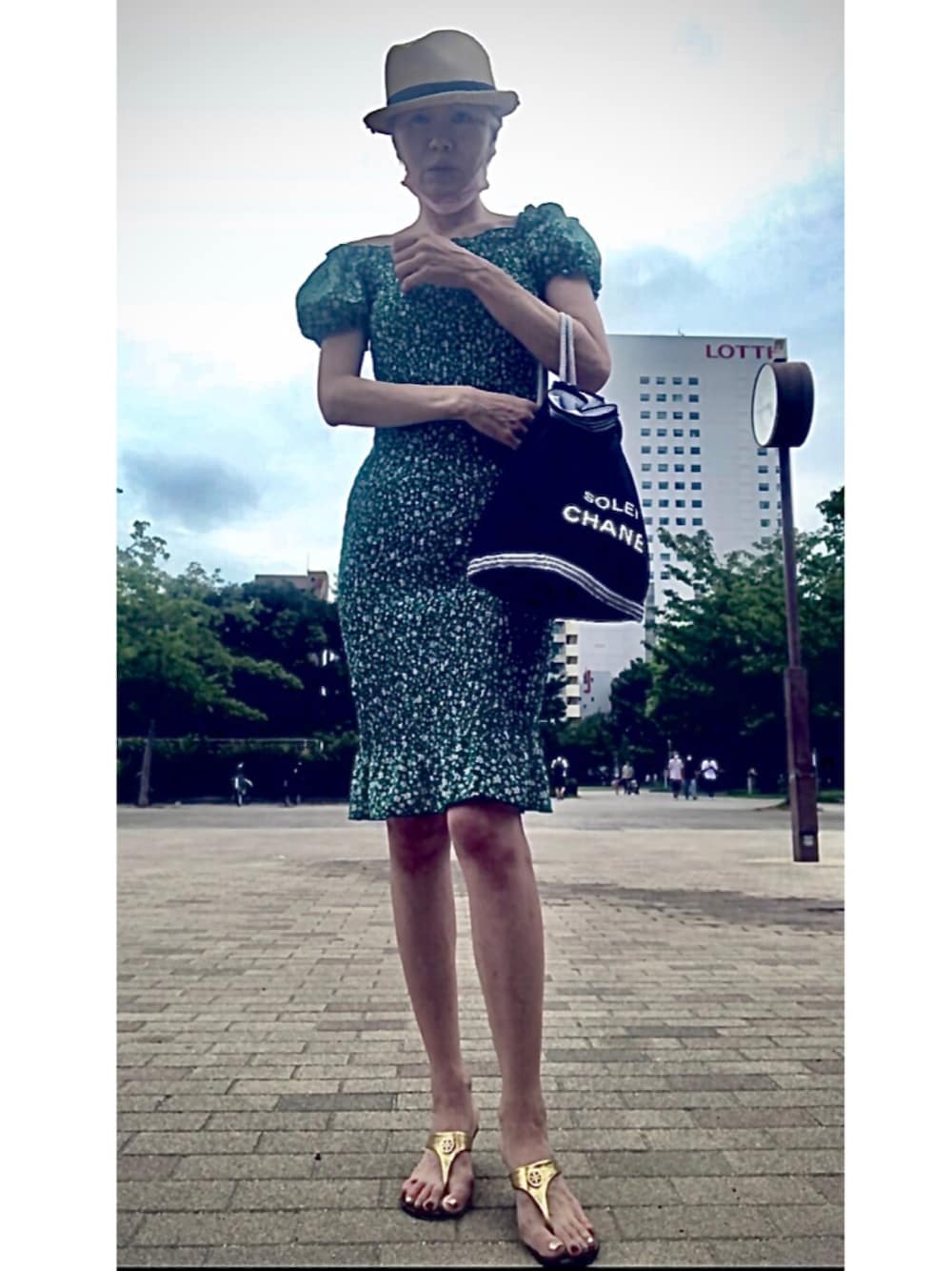 「オトナカジュアル、CHANELノベルティバッグ、オフショルワンピース」｜「TORY BURCHのアイテム（サンダル、ゴールド系）」を使った、naoさん（レディース・170cm）の夏コーディネートの1枚目の写真