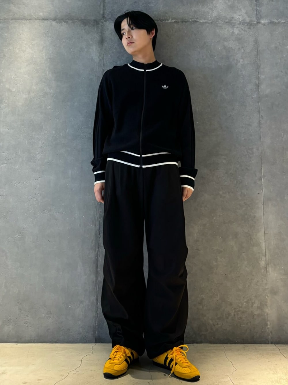 「カーディガン、スニーカー、ニット、ニットカーディガン、adidas、アディダス、adidas originals、アディダスオリジナルス、Japan、ジャパン」｜「adidasのプレミアム カーディガン / アディダスオリジナルス adidas Originals（カーディガン/ボレロ、ブラック系）」を使った、MKさん（メンズ・181cm）の冬コーディネートの1枚目の写真