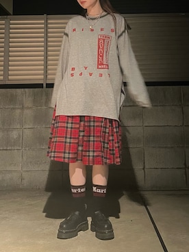 Dr. Martensのローファーを使った「赤チェック」の人気ファッション