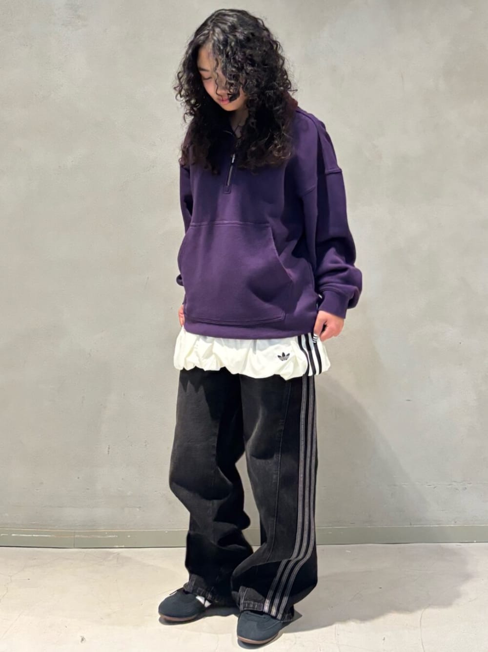 adidasのデニムパンツを使った「ハーフジップ」の人気ファッション