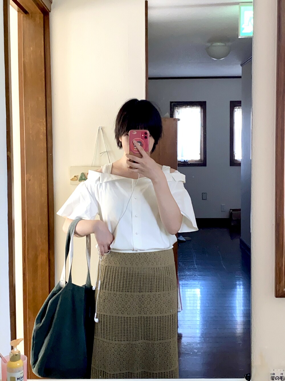 「シンプルコーデ、きれいめカジュアル、大人かわいい、夏、オトナカジュアル、透かし編みスカート、ロングスカート、オフショル、ガーリー、白」｜「MAJESTIC LEGONのシャツ衿オフショルブラウス（シャツ/ブラウス、ホワイト系）」を使った、くうやさん（レディース・160cm）の夏コーディネートの1枚目の写真
