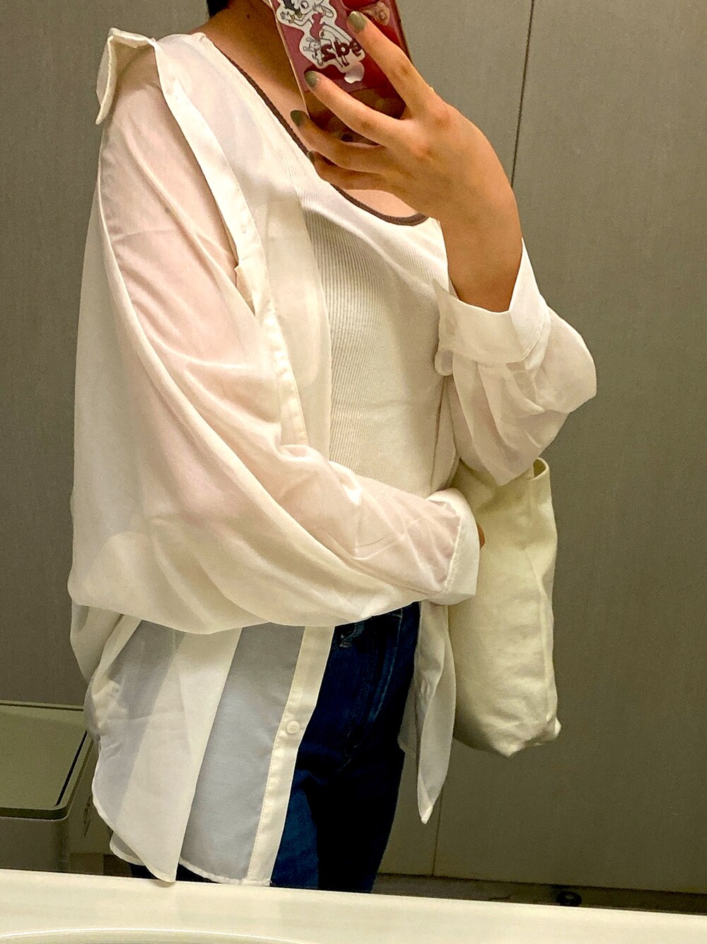 「休日スタイル、シンプル、おしゃれさんと繋がりたい、初夏コーデ、着回しコーデ、カジュアル、シアーシャツ、ノースリーブ、楽チンコーデ、デニムパンツ」｜「UNIQLOのハイライズストレートジーンズ(丈長め82cm）（デニムパンツ、ブルー系）」を使った、くうやさん（レディース・160cm）の夏コーディネートの1枚目の写真