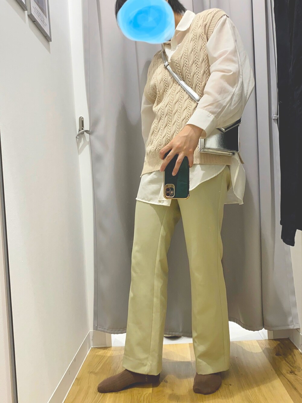 「秋服準備はじめました、秋服、休日スタイル、シンプル、プチプラ、カジュアルコーデ、フレアパンツ、ニットベスト、シアーシャツ、ショルダーバッグ、GU」｜「INGNIのセンタープレスセミフレア／パンツ（スラックス、グリーン系）」を使った、くうやさん（レディース・160cm）の秋コーディネートの1枚目の写真