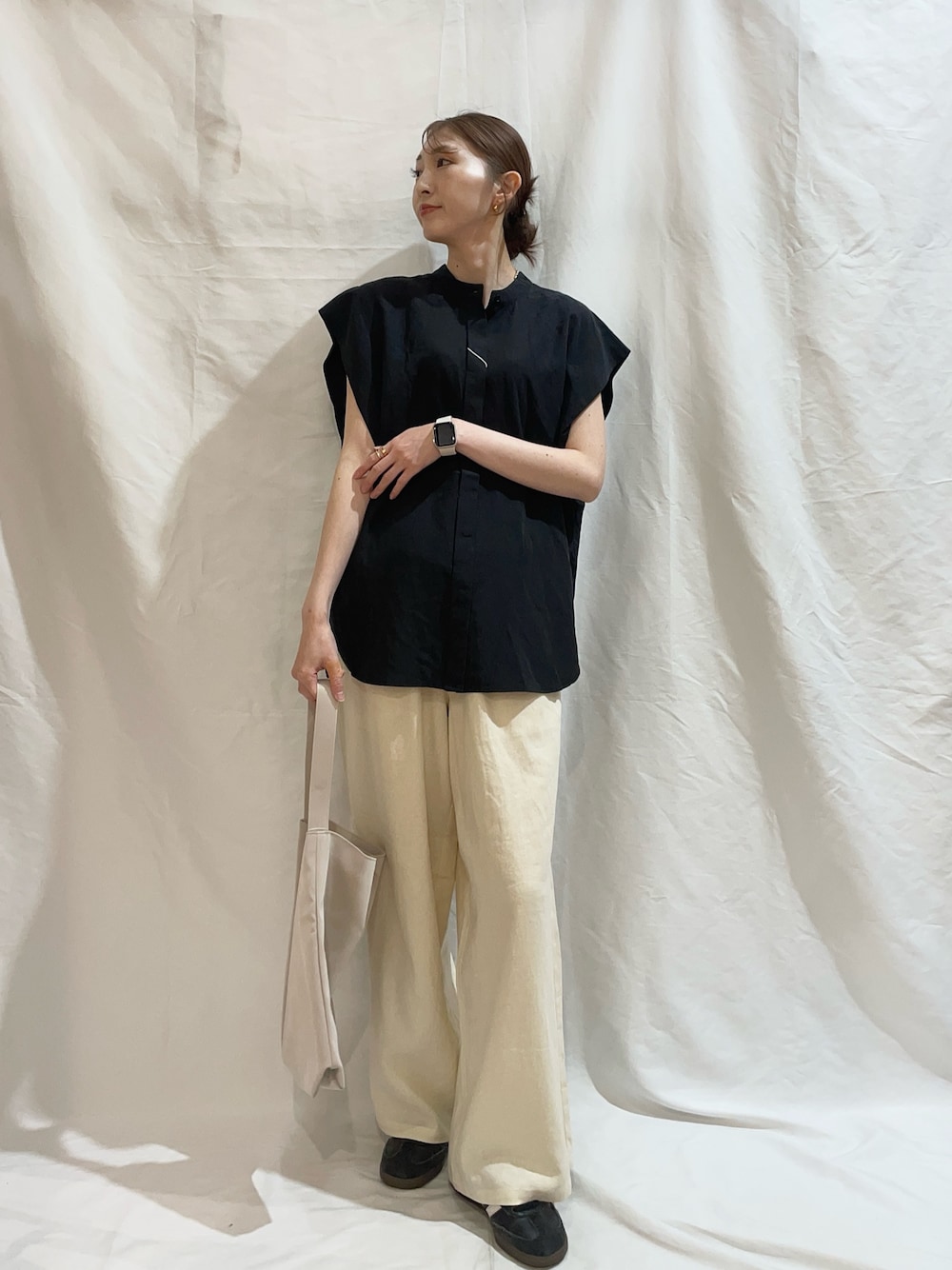 ブラック系のシャツ/ブラウス、ベージュ系のその他パンツ、ホワイト系のトートバッグを着用したレディースの夏コーディネートの1枚目の写真