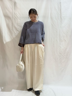 「ITEMS URBANRESEARCH（アイテムズ アーバンリサーチ）のヴィンテージサテンパンツ（その他パンツ、ホワイト系）」を使った、aoiさん（レディース・162cm）の秋コーディネート