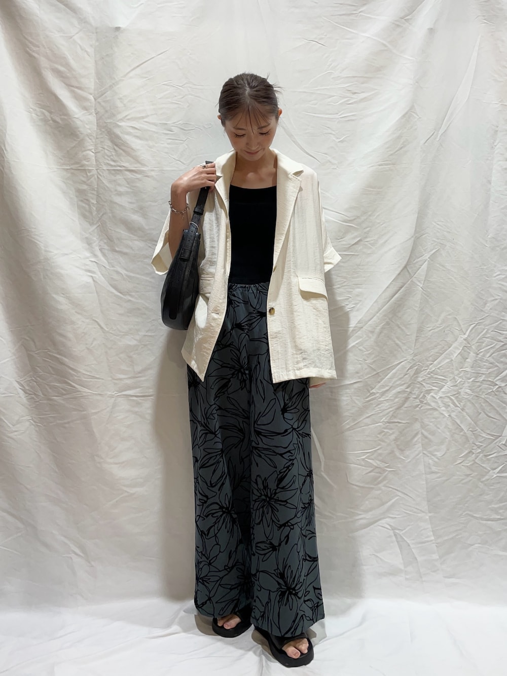 「オトナカワイイ、秋のコーデ、秋服、秋、低身長女子、高身長コーデ、お洒落さんとつながりたい、スポーツミックス、カジュアルガーリー、グレー、秋カラー、モノトーンコーデ、フリル、ドット、夏」｜「ITEMS URBANRESEARCHのイージーワイドストレートパンツ（その他パンツ、グリーン系）」を使った、aoiさん（レディース・162cm）の秋コーディネートの1枚目の写真