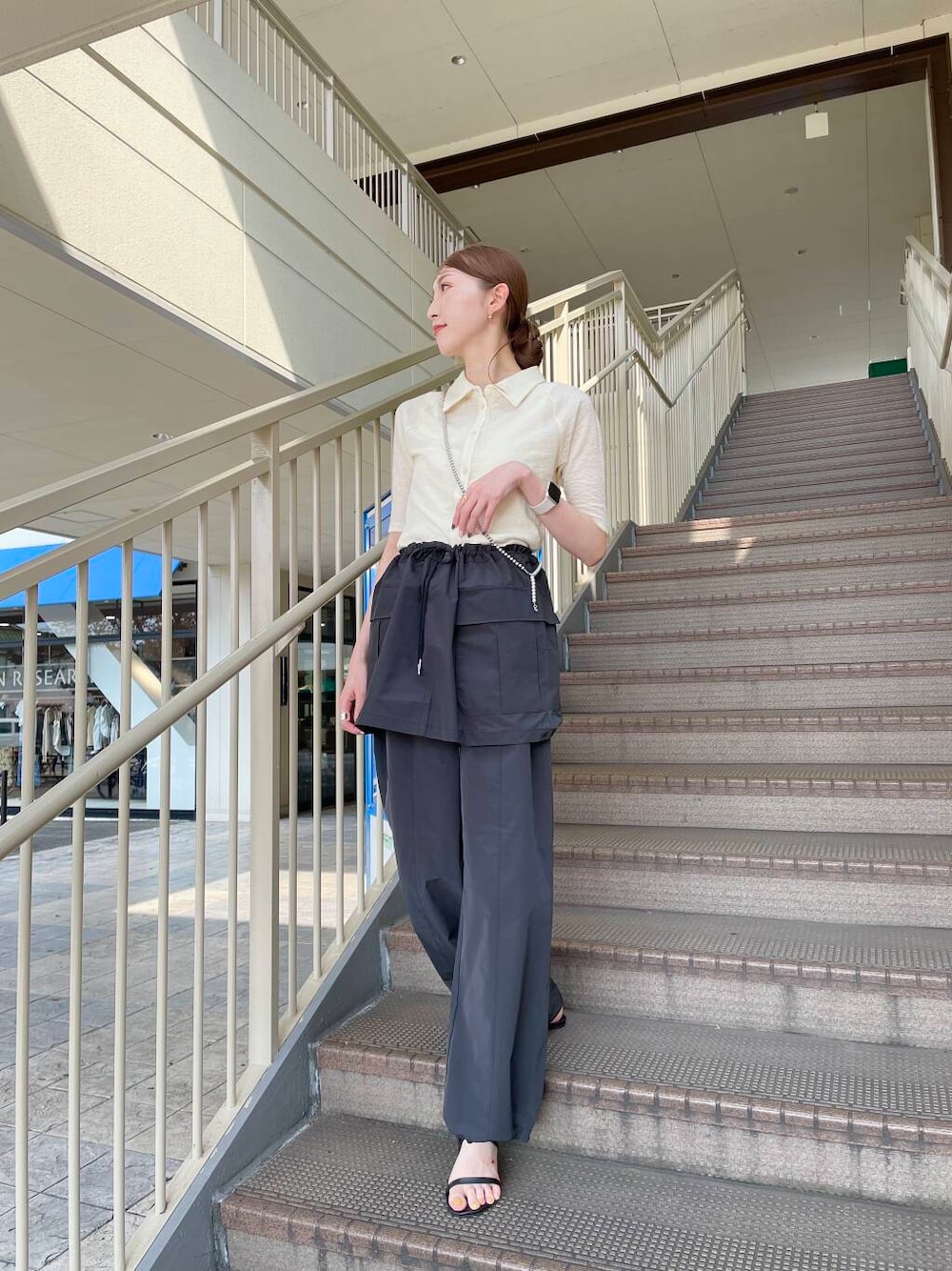 ホワイト系のカーディガン/ボレロ、グレー系のその他パンツを着用したレディースの夏コーディネートの1枚目の写真