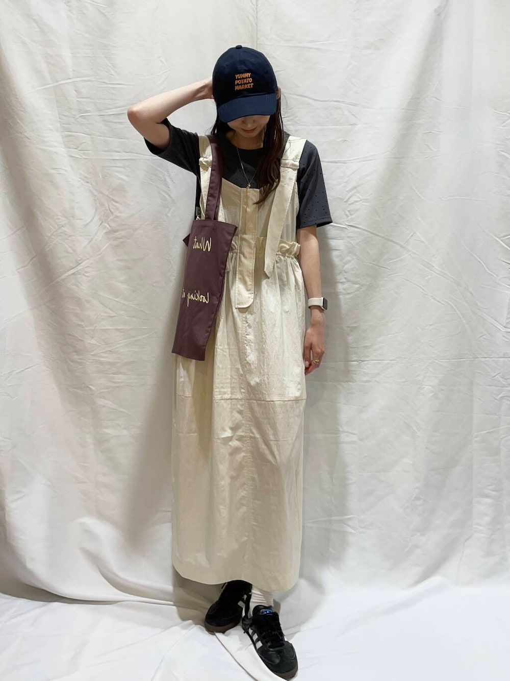 ブラウン系のトートバッグ、ホワイト系のワンピース、グレー系のTシャツ/カットソーを着用したレディースの夏コーディネートの1枚目の写真