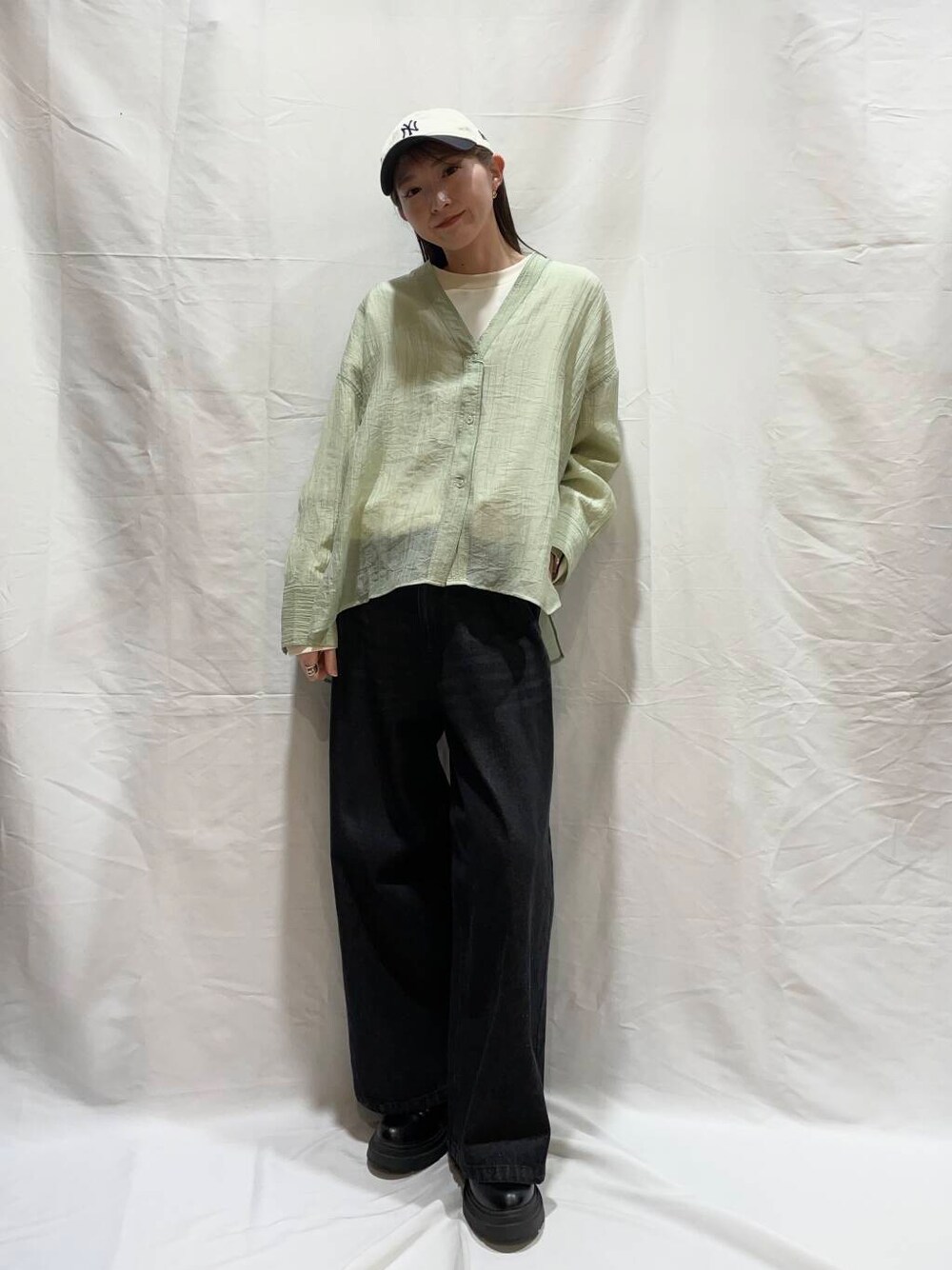 「大人カジュアル、カジュアル、ニット、デートコーデ、Gramicci、NANGA、Barbour、スニーカーコーデ、newarrival、トレンド、冬服、秋小物、ブーツコーデ」｜「ITEMS URBANRESEARCHのカットジョーゼットロングTシャツ（Tシャツ/カットソー、ホワイト系）」を使った、aoiさん（レディース・161cm）の春コーディネートの1枚目の写真