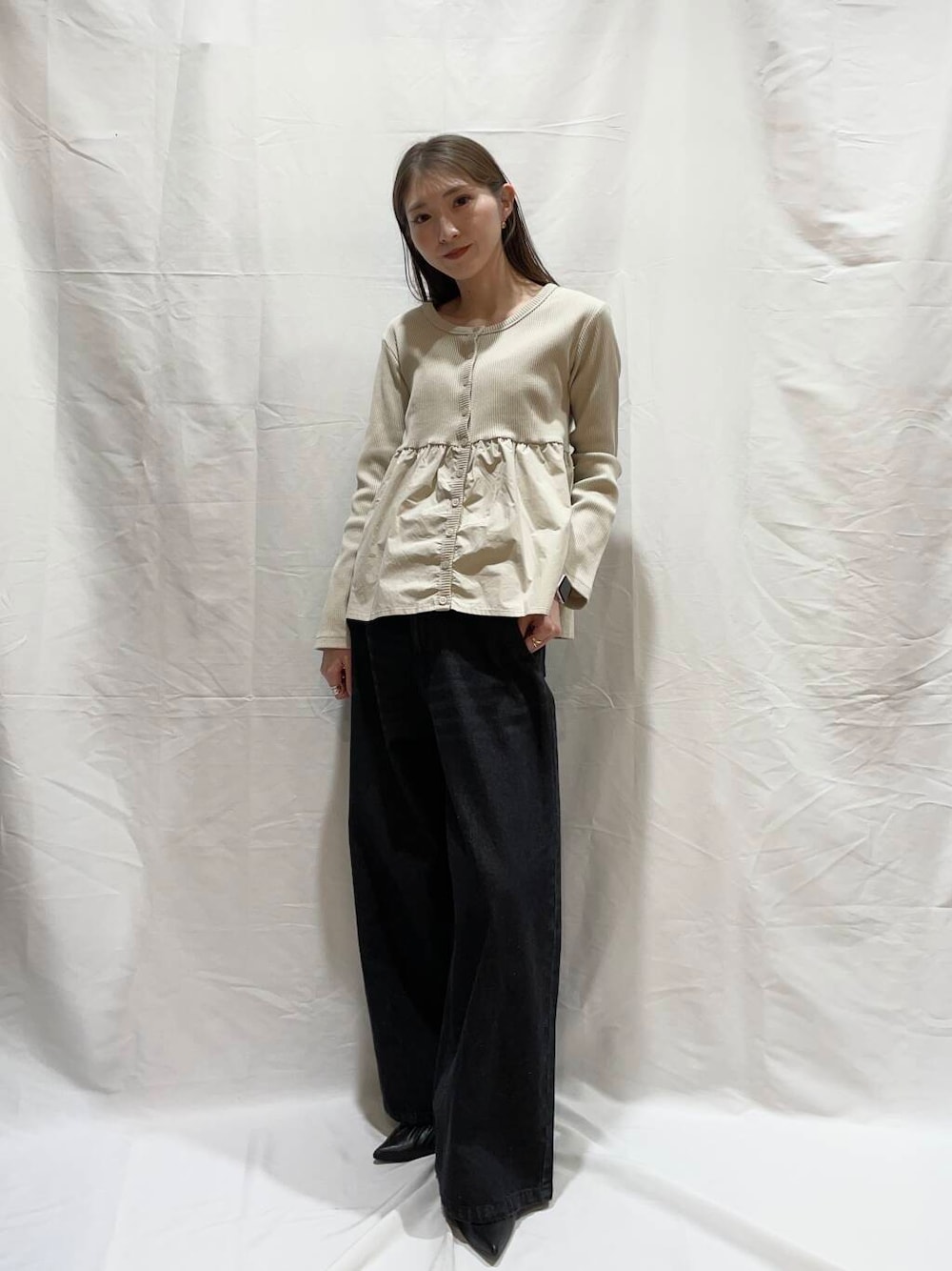 「大人カジュアル、カジュアル、ニット、デートコーデ、Gramicci、NANGA、Barbour、スニーカーコーデ、トレンド、冬服、秋小物、ブーツコーデ、カラーアイテム、カジュアル大人カジュアル、骨格ウェーブ」｜「SENSE OF PLACE by URBAN RESEARCHの『一部WEB限定カラー』カーブデニム（デニムパンツ、グレー系）」を使った、aoiさん（レディース・161cm）の春コーディネートの1枚目の写真