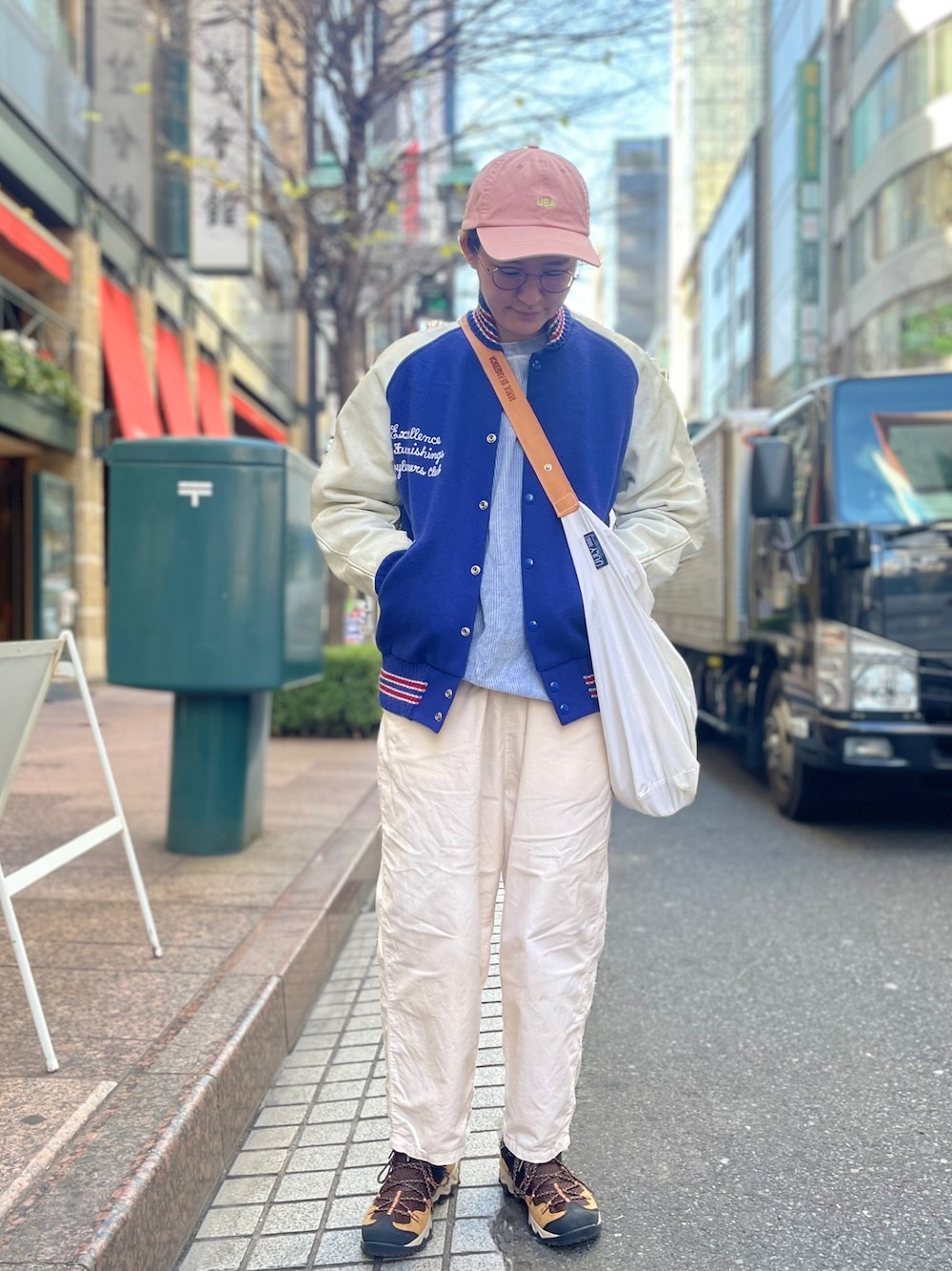 ホワイト系のパンツ、ホワイト系のエコバッグ/サブバッグ、パープル系のスタジャンを着用したレディースの冬コーディネートの1枚目の写真