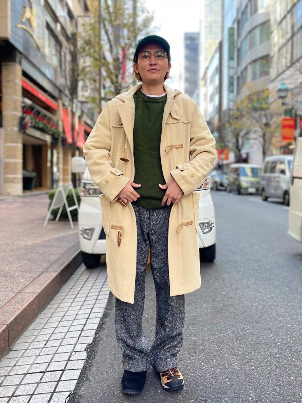 「オトナカジュアル、カジュアルコーデ、シンプルコーデ、ダッフルコート、パンツスタイル、ニット、グリーン、メガネ女子、キャップ、マンシングウェア、MUNSINGWEAR、バーンストーマー、BARNSTORMER」｜「Munsingwear Grand-Slamの1242P英国ホームスパン（スラックス、グレー系）」を使った、nacoさん（レディース・162cm）の冬コーディネートの1枚目の写真
