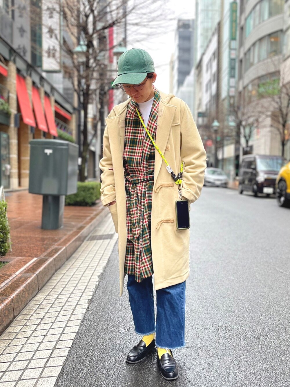 「シンプルコーデ、オトナ女子、カジュアル、大人カジュアル、メガネ女子、休日スタイル、キャップ、デニム、ダッフルコート、チェック、ガウン」｜「Levi'sのアイテム（デニムパンツ、ブルー系）」を使った、nacoさん（レディース・162cm）の冬コーディネートの1枚目の写真