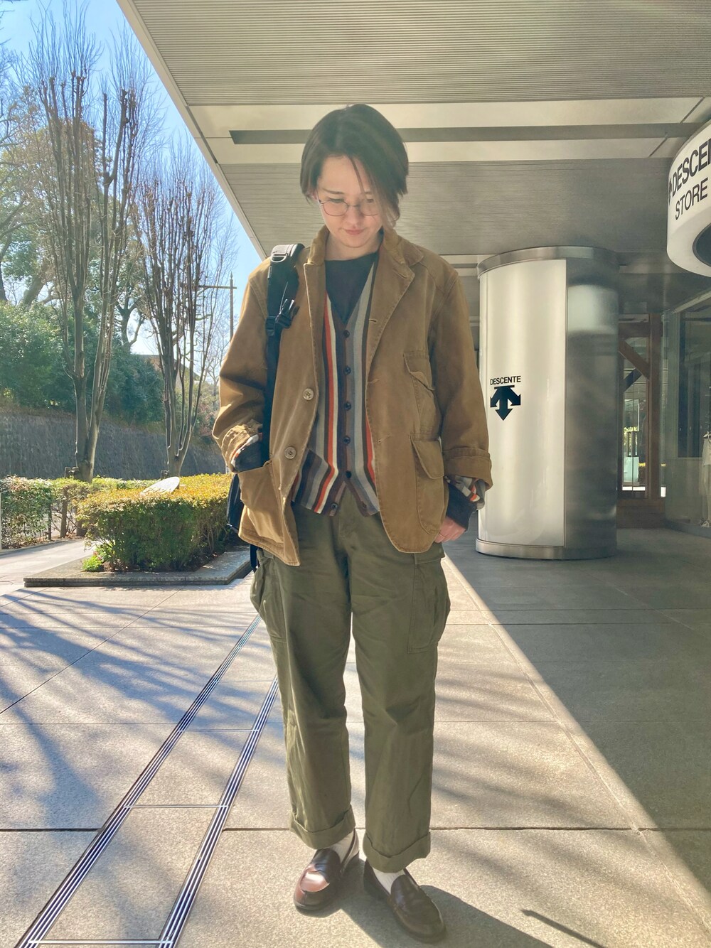 「大人カジュアル、シンプルコーデ、休日コーデ、パンツスタイル、カーディガン、ハンティングジャケット、バーンストーマー、ミリタリー、マンシングウェア、MUNSINGWEAR、グランドスラム、penguinbymunsingwear」｜「Barnstormerのアイテム（カーゴパンツ、グリーン系）」を使った、nacoさん（レディース・162cm）の春コーディネートの1枚目の写真