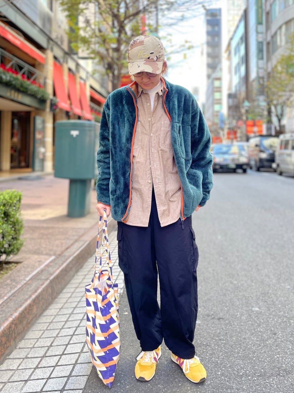 ベージュ系のシャツ/ブラウス、グリーン系のジャケット/アウター、ブラック系のカーゴパンツを着用したレディースの秋コーディネートの1枚目の写真
