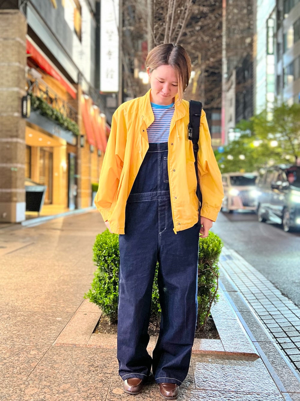 ブルー系のサロペット/オーバーオール、ブルー系のTシャツ/カットソー、イエロー系のジャケット/アウターを着用したレディースの春コーディネートの1枚目の写真