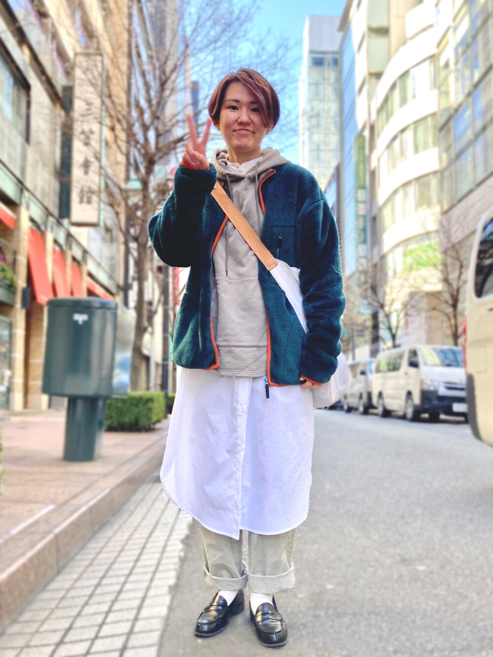 その他のパンツ、ホワイト系のシャツ/ブラウス、グレー系のパーカーを着用したレディースの冬コーディネートの1枚目の写真