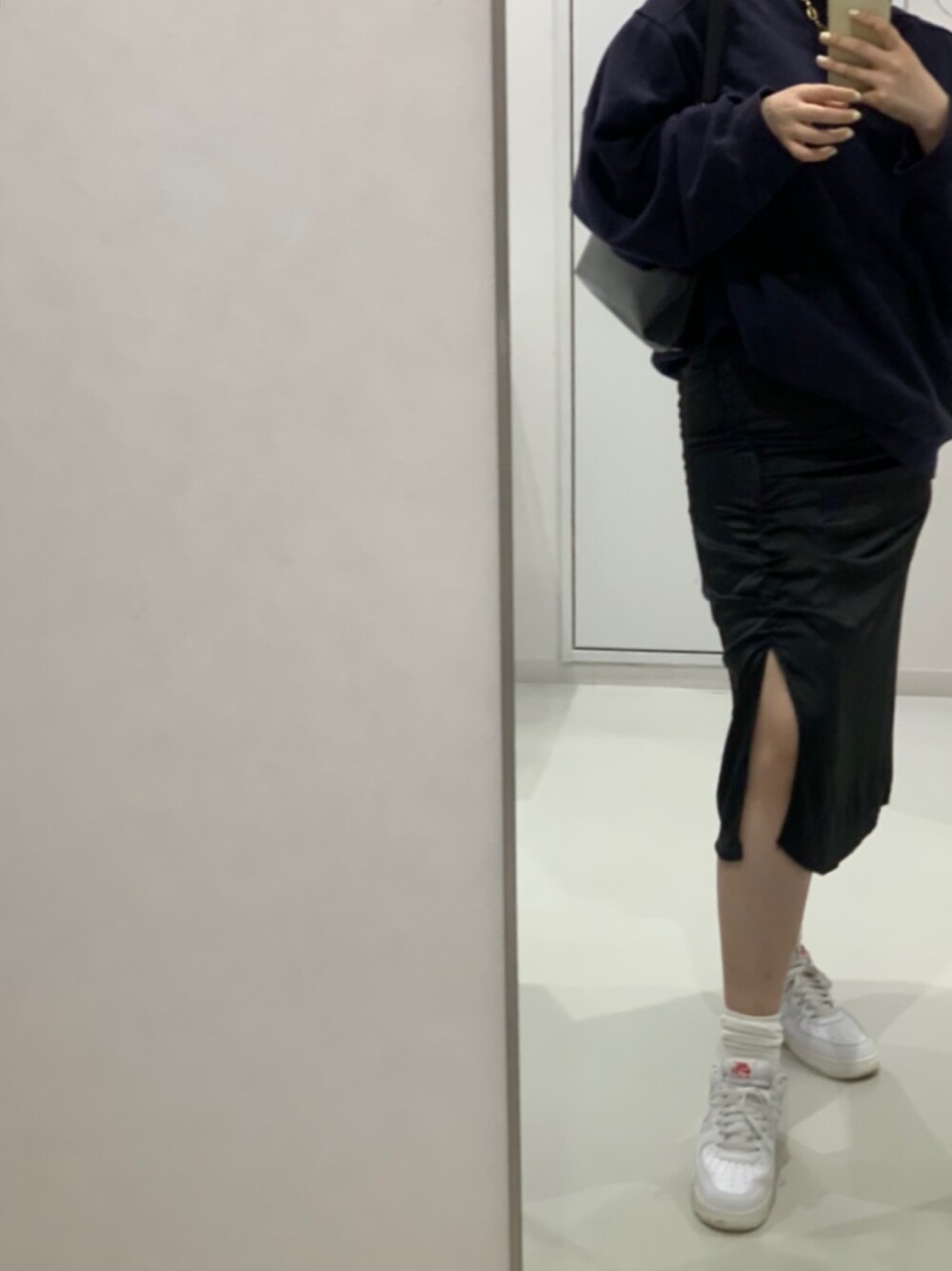 「NIKEのアイテム（スニーカー、ホワイト系）」を使った、Nhvxxcさん（レディース・173cm）の秋コーディネートの1枚目の写真