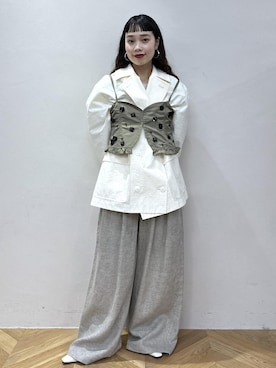「ADAM ET ROPE'（アダムエロペ）のシークインフラワービスチェセットカーディガン（カーディガン/ボレロ、ホワイト系）」を使った、AKARIさん（レディース・157cm）の冬コーディネート