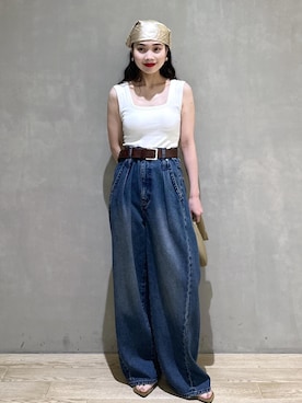 「ADAM ET ROPE'（アダムエロペ）の【PFT】Tori Clutch Bag（クラッチバッグ、ベージュ系）」を使った、AKARIさん（レディース・157cm）の夏コーディネート