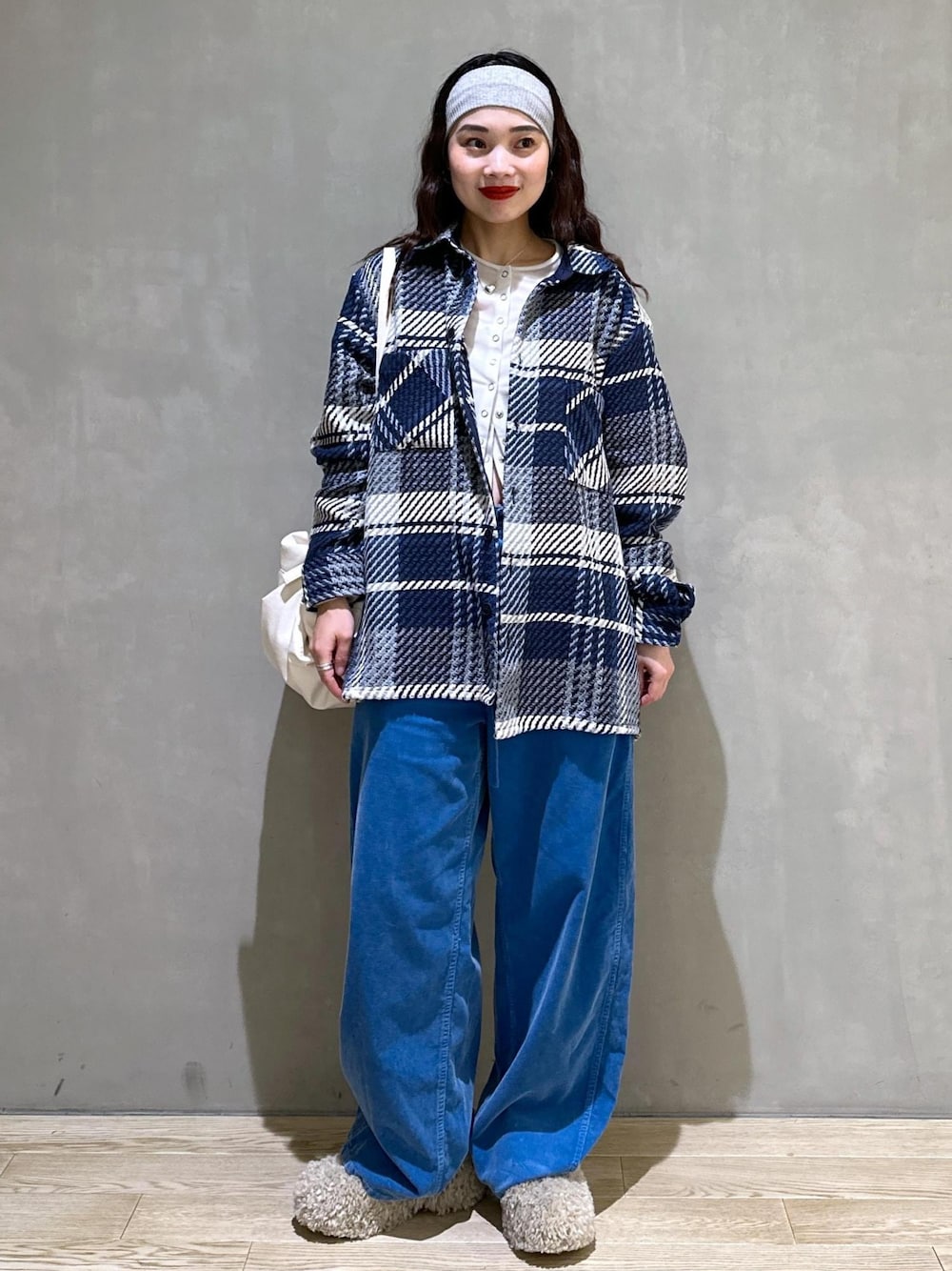 「コーデュロイ、コーデュロイパンツ、ブルー、チェック、Wax london、初秋コーデ、秋コーデ、初冬コーデ、デートコーデ、お出かけコーデ、モード、ストリート、大人カジュアル、レイヤード、パンツスタイル」｜「ADAM ET ROPE'のチャンキーフェイクファークロッグ（サンダル、ベージュ系）」を使った、AKARIさん（レディース・157cm）の秋コーディネートの1枚目の写真