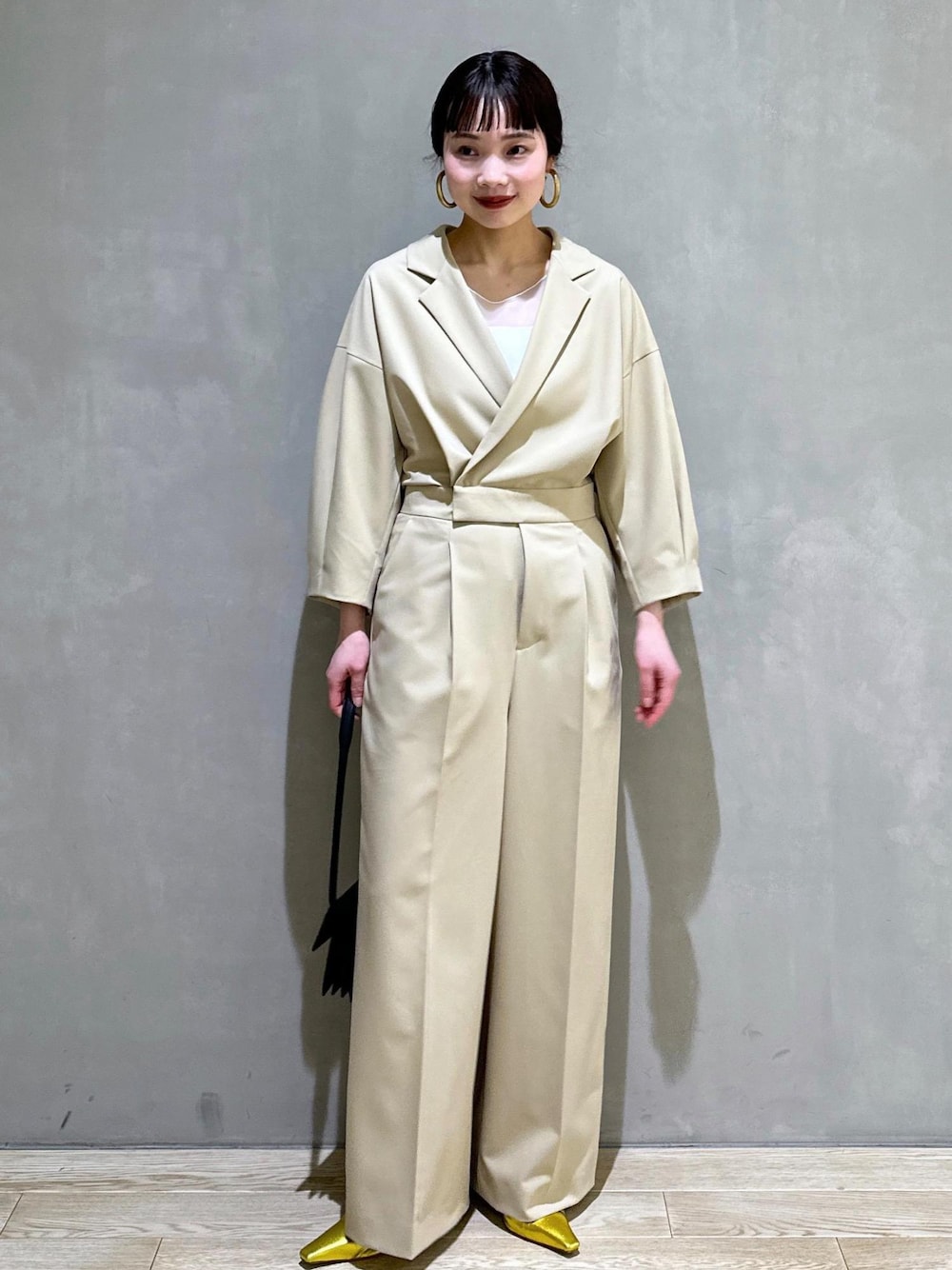 「ロンパース、ブルベ冬、ブルベ冬コーデ、骨格ウェーブ、パンプス、lowclassic、ハンドバッグ、ジャンプスーツ、ADAM ET ROPÉ、FEMME、ブルべ、きれいめ、スーツ、春、春コーデ」｜「ADAM ET ROPE'のギャザーパンプス（パンプス、ゴールド系）」を使った、AKARIさん（レディース・157cm）の春コーディネートの1枚目の写真