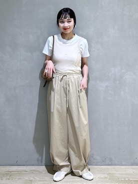 「ADAM ET ROPE'（アダムエロペ）の撥水ウエストタックイージーパンツ（その他パンツ、ベージュ系）」を使った、AKARIさん（レディース・157cm）の夏コーディネート