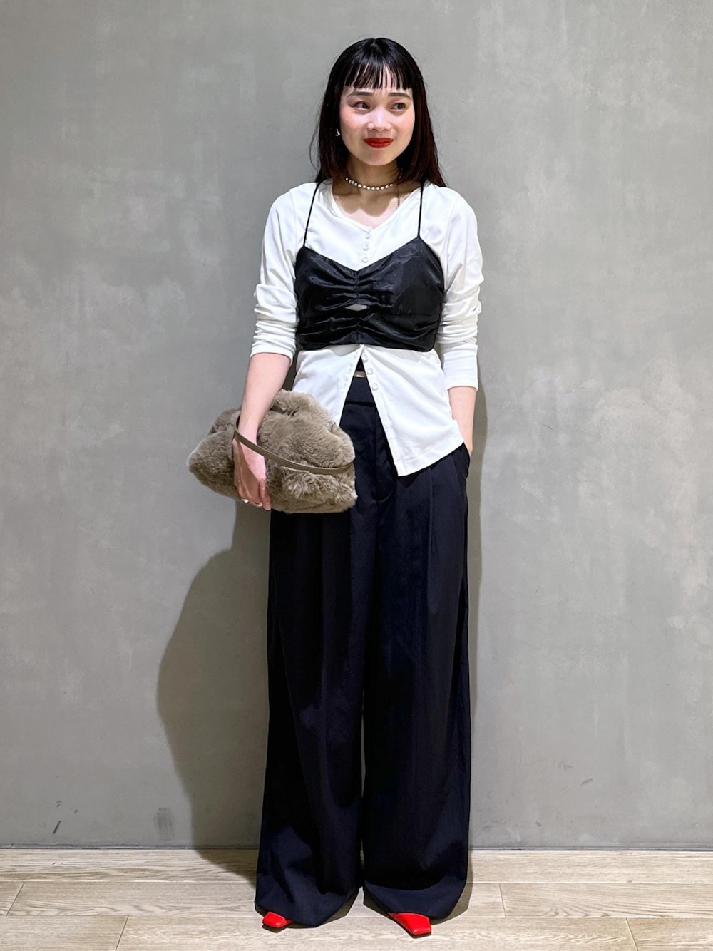 「web限定商品、web限定、パンプス、proenza schouler、クラッチバッグ、ビスチェ、初秋コーデ、秋コーデ、デートコーデ、お出かけコーデ、女子会コーデ、モード、大人カジュアル、レイヤード、モノトーンコーデ」｜「ADAM ET ROPE'の【サステナブル・洗える】メニーボタンスリットプルオーバー（Tシャツ/カットソー、ホワイト系）」を使った、AKARIさん（レディース・157cm）の秋コーディネートの1枚目の写真