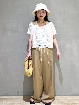 「アイテム（クラッチバッグ）」を使った、AKARIさん（レディース・157cm）の夏コーディネート