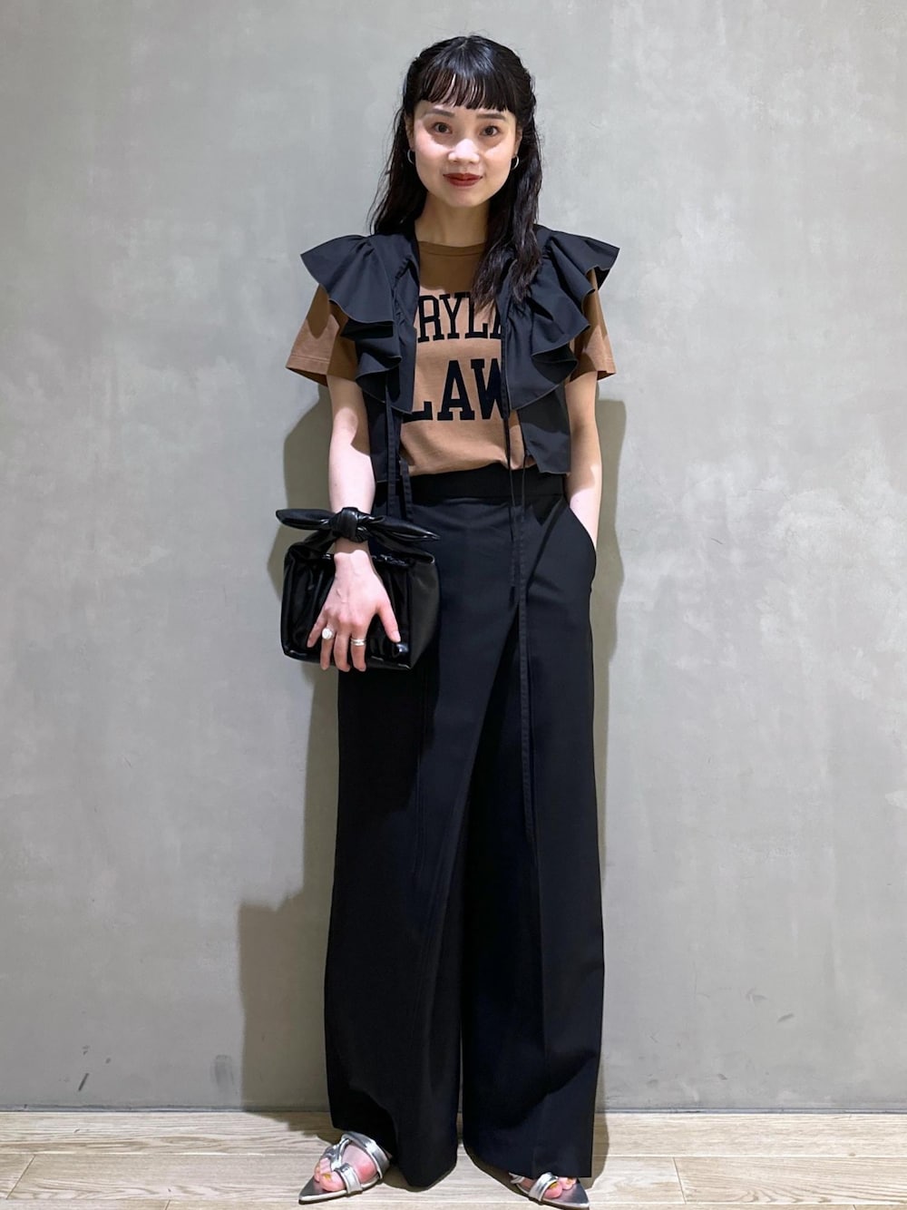 ブラウン系のTシャツ/カットソー、シルバー系のサンダル、ブラック系のTシャツ/カットソーを着用したレディースの夏コーディネートの1枚目の写真