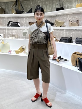 「ADAM ET ROPE'（アダムエロペ）のクラッシュベロアTEE（Tシャツ/カットソー、ホワイト系）」を使った、AKARIさん（レディース・157cm）の春コーディネート