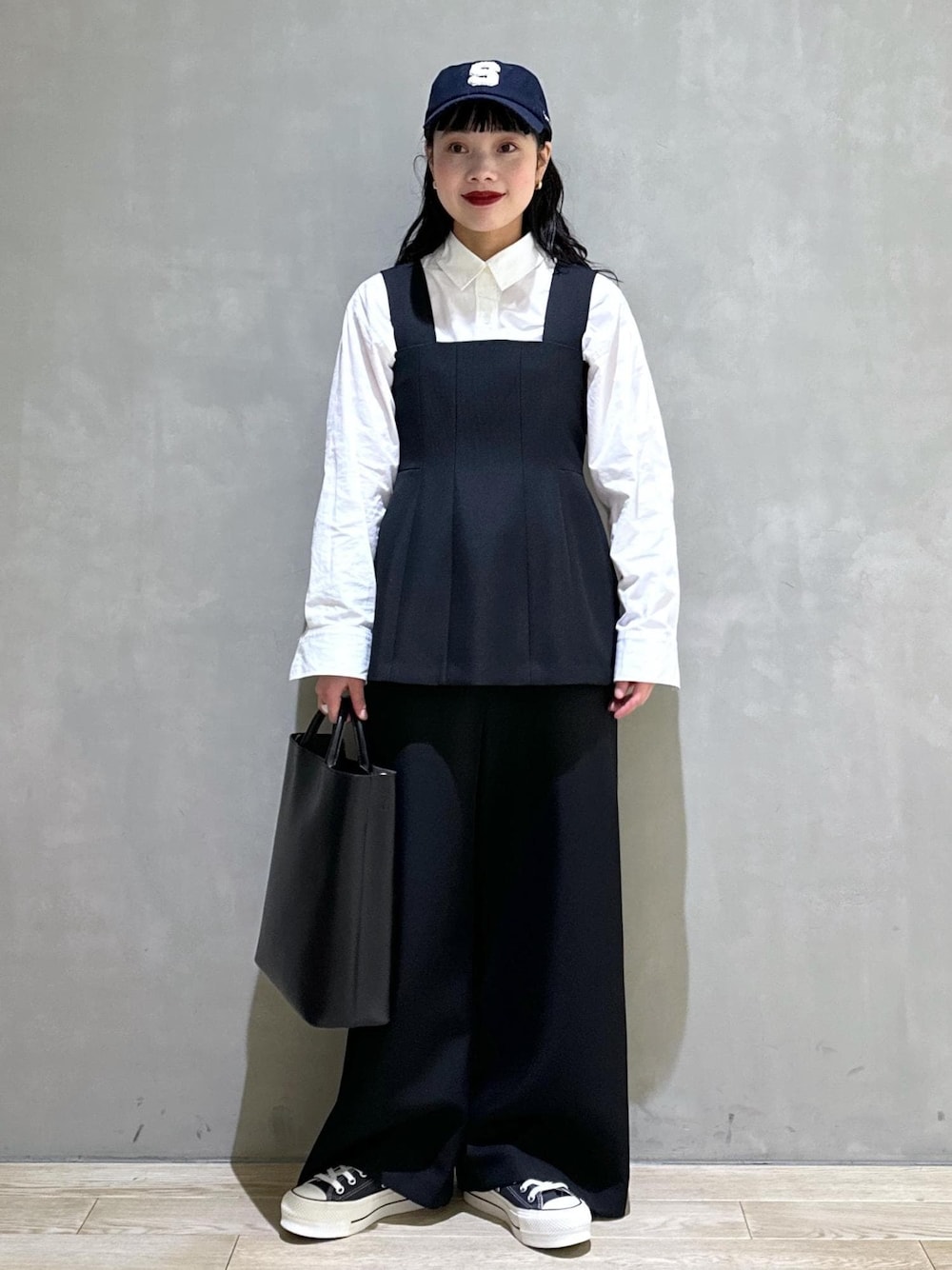 ブラック系のトートバッグ、ブラック系のつなぎ/オールインワンを着用したレディースの冬コーディネートの1枚目の写真