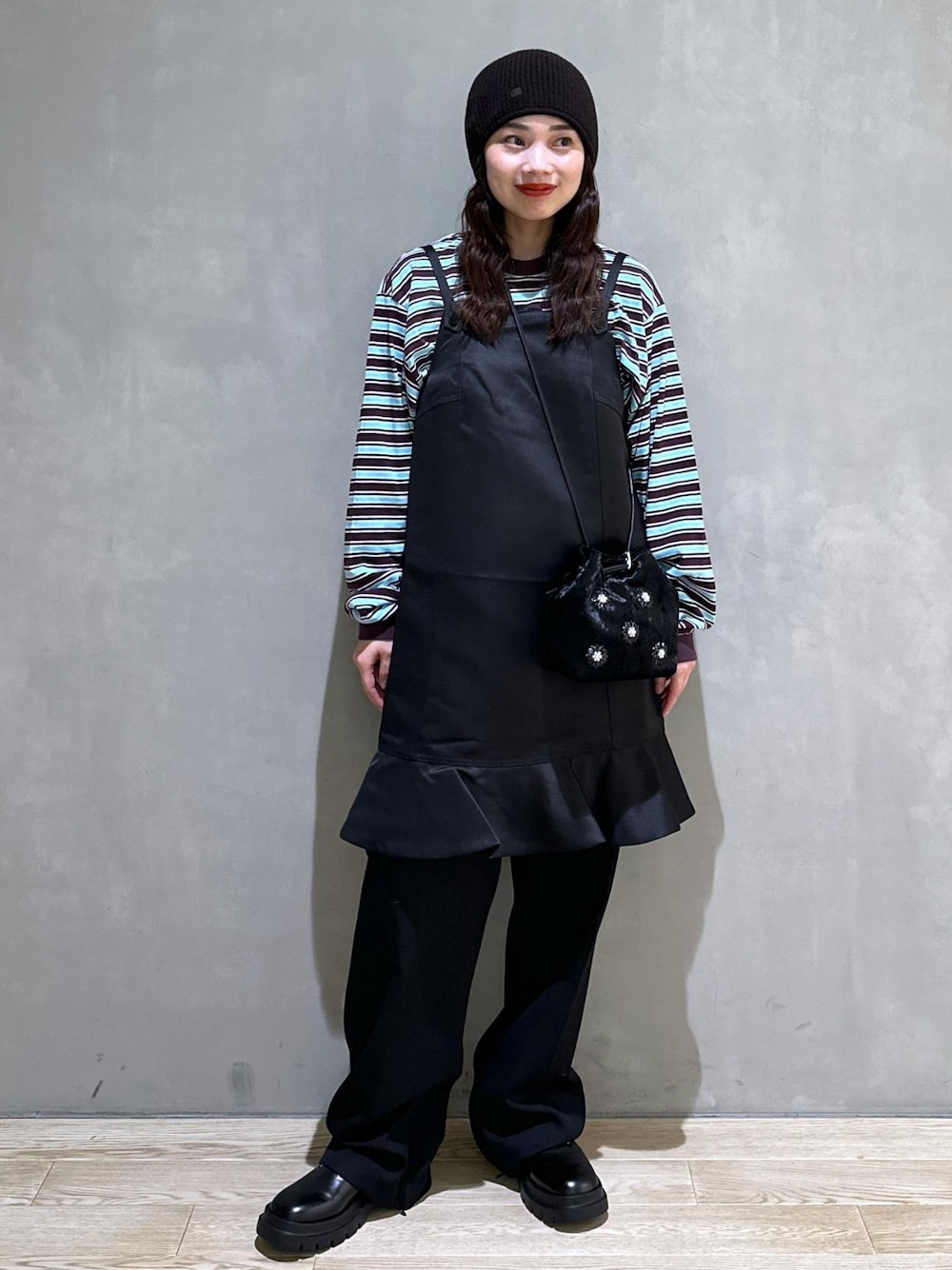 ブルー系のTシャツ/カットソー、ブラック系のその他シューズ、ブラック系のスラックスを着用したレディースの秋コーディネートの1枚目の写真