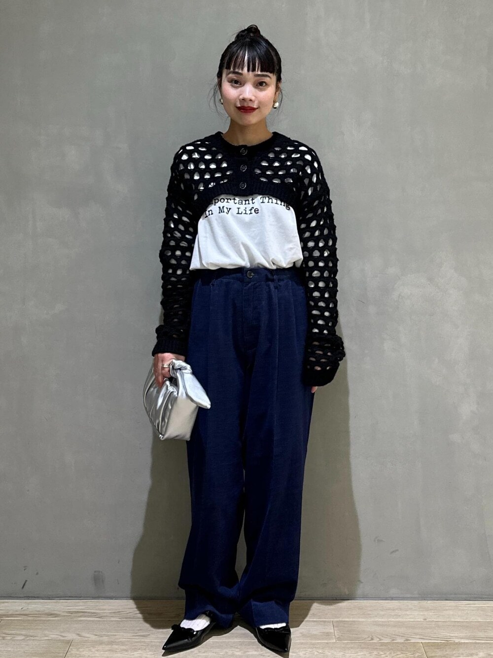 ホワイト系のTシャツ/カットソー、ブラック系のパンプス、ブラック系のカーディガン/ボレロを着用したレディースの秋コーディネートの1枚目の写真