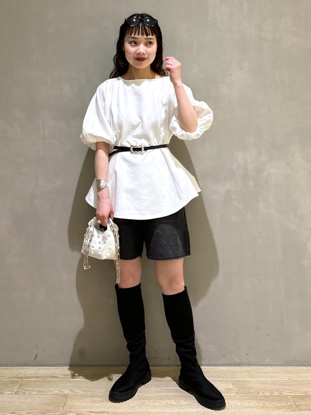 「ブルベ冬、ブルベ冬コーデ、ハーフパンツ、ロングブーツ、レインブーツ、ベルト、サングラス、チェーンバッグ、ADAM ET ROPÉ、FEMME、骨格ウェーブ、ブルべ、きれいめ、きれいめカジュアル、大人カジュアル」｜「ADAM ET ROPE'のウォータープルーフソックスロングブーツ（ブーツ、ブラック系）」を使った、AKARIさん（レディース・157cm）の春コーディネートの1枚目の写真