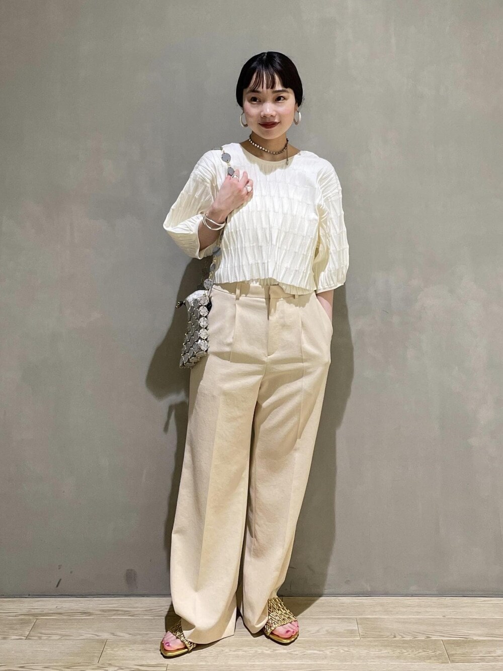 「トップス、ブルベウィンター、パンツスタイル、web限定、ホワイト、ベージュ、ADAM ET ROPÉ、FEMME、骨格ウェーブ、ブルべ、フェミニン、春、夏、夏コーデ、春ファッション」｜「ADAM ET ROPE'の【サステナブル】ローライズアジャストパンツ（スラックス、ベージュ系）」を使った、AKARIさん（レディース・157cm）の春コーディネートの1枚目の写真