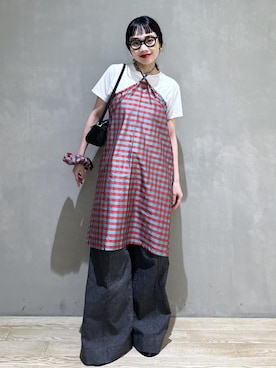 「ADAM ET ROPE'（アダムエロペ）の【EMOELLE】2タックデニムパンツ（デニムパンツ、グレー系）」を使った、AKARIさん（レディース・157cm）の夏コーディネート