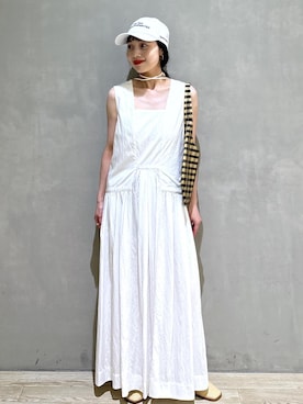 「ADAM ET ROPE'（アダムエロペ）のタックギャザーワンピース（ワンピース、ホワイト系）」を使った、AKARIさん（レディース・157cm）の夏コーディネート