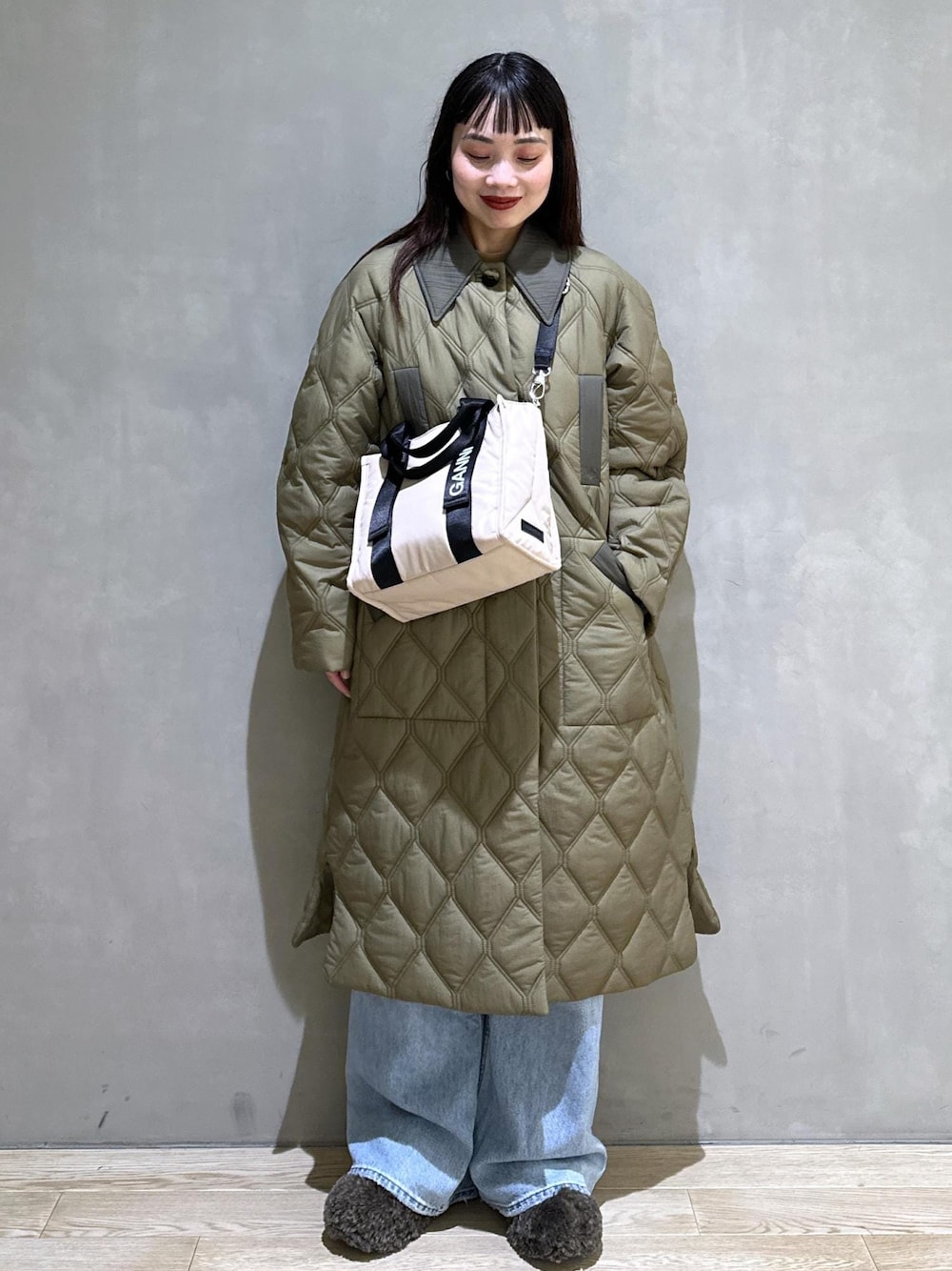 「GANNI、ガニー、キルティングコート、キルティング、ブルベ冬、ブルベ冬コーデ、骨格ウェーブ、骨格ウェーブコーデ、初秋コーデ、秋コーデ、初冬コーデ、冬コーデ、デートコーデ、お出かけコーデ、女子会コーデ」｜「ADAM ET ROPE'のチャンキーフェイクファークロッグ（サンダル、ブラウン系）」を使った、AKARIさん（レディース・157cm）の秋コーディネートの1枚目の写真