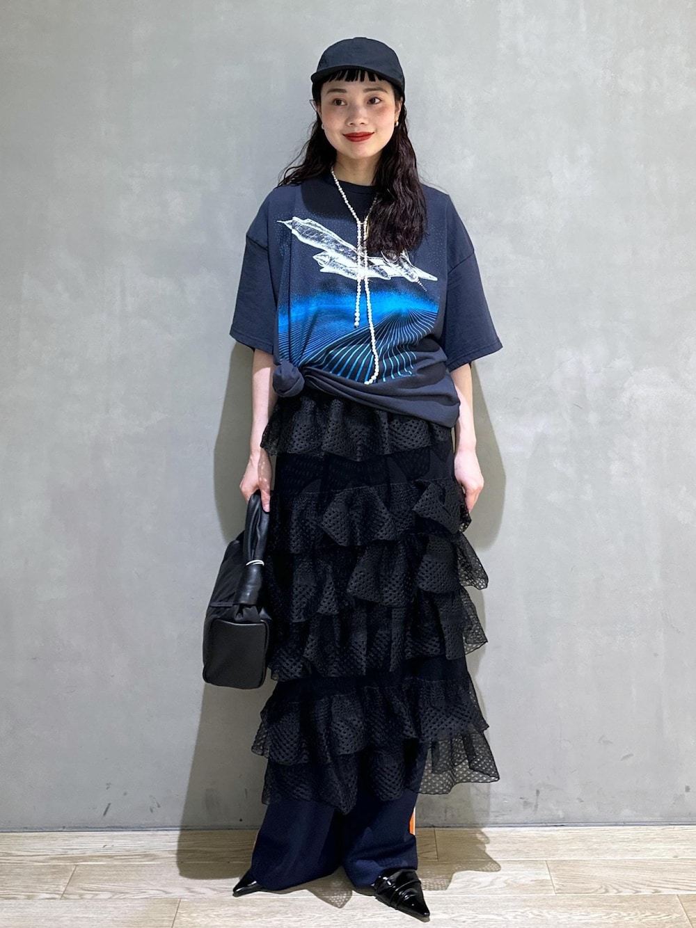 ブルー系のその他パンツ、ブラック系のサンダル、ブラック系のハンドバッグを着用したレディースの夏コーディネートの1枚目の写真