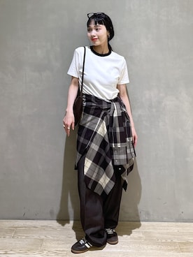 「ADAM ET ROPE'（アダムエロペ）のラウンドミニバッグ（ショルダーバッグ、ブラック系）」を使った、AKARIさん（レディース・157cm）の夏コーディネート