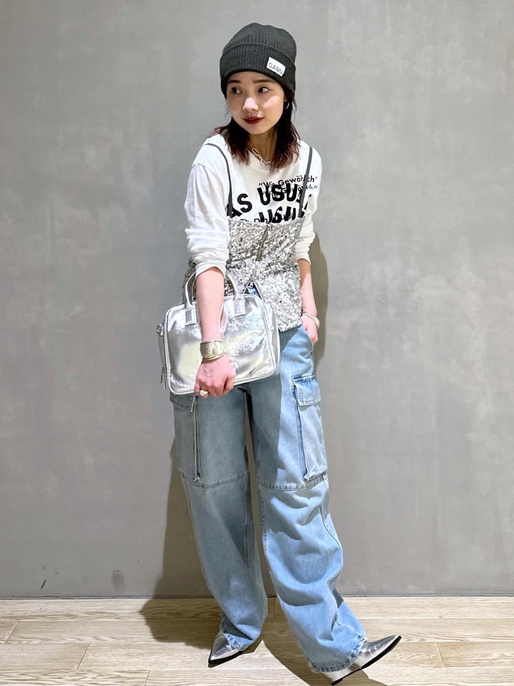 シルバー系のボストンバッグ、ホワイト系のTシャツ/カットソー、シルバー系のパンプスを着用したレディースの秋コーディネートの1枚目の写真