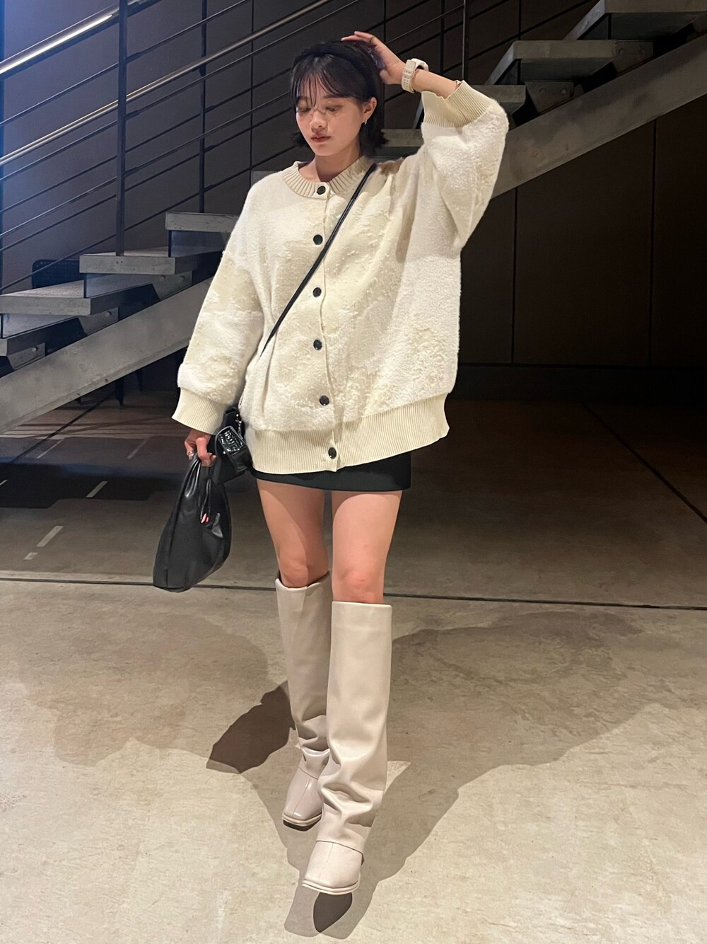 「秋服コーデ、シンプルスタイル、秋のコーデ、カジュアルコーデ、お洒落さんとつながりたい、ゆったりコーデ、ベージュ、カジュアルガーリー、お出かけコーデ、ホワイト」｜「JEANASISの12Gアソートシャギークルーカーディガン/179443（カーディガン/ボレロ、ホワイト系）」を使った、hichanさん（レディース・156cm）の秋コーディネートの1枚目の写真