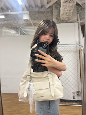 「Chico（チコ）のチャーム付き横長ベルトハンドルバッグ（ボストンバッグ、ホワイト系）」を使った、hichanさん（レディース・156cm）の春コーディネート