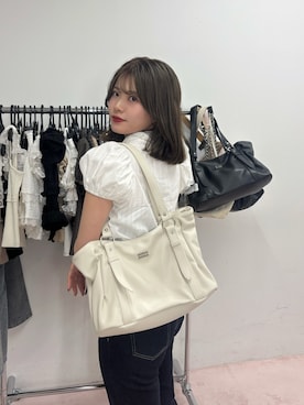 「Chico（チコ）のプレートロゴデザイントートバッグ（トートバッグ、ホワイト系）」を使った、hichanさん（レディース・156cm）の春コーディネート